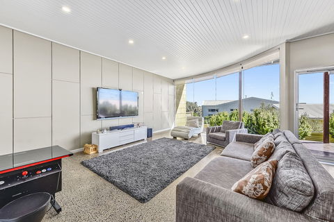 Aloha Waterfront Properties - Australia Accommodation 6