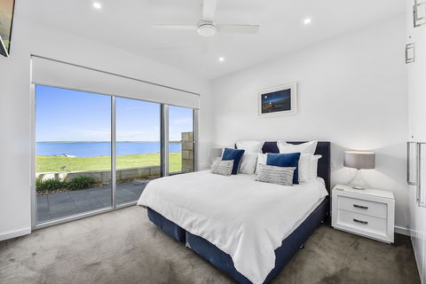 Aloha Waterfront Properties - Australia Accommodation 5