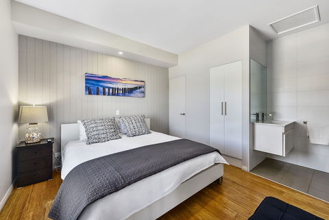 Aloha Waterfront Properties - Australia Accommodation 2