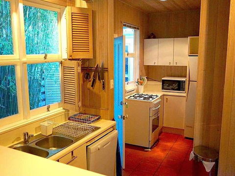 Wisteria Cottage On The Lagoon / Beach - Australia Accommodation 5