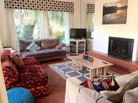 Wisteria Cottage On The Lagoon / Beach - Australia Accommodation 7