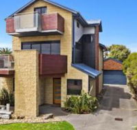 The Island Manor family seaside stay with views - Australia Accommodation
