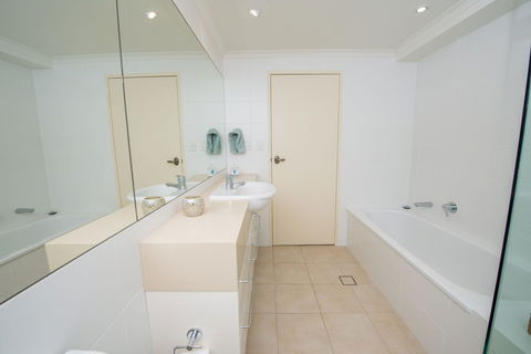 A Yachtsmans Rest Unit 4, 37 Victoria Parade - Australia Accommodation 1