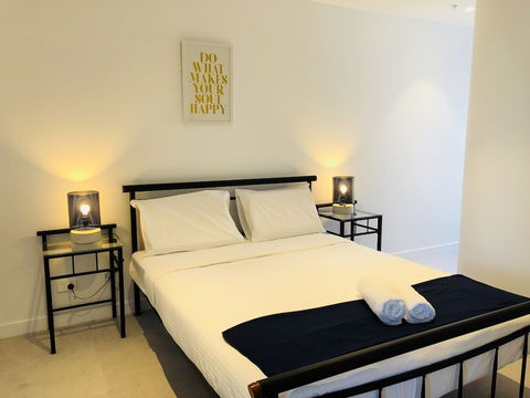 Comfy 2-Bedroom Apartment Level 5 - Australia Accommodation 4
