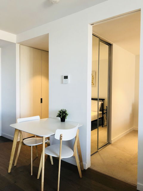 Comfy 2-Bedroom Apartment Level 5 - Australia Accommodation 3