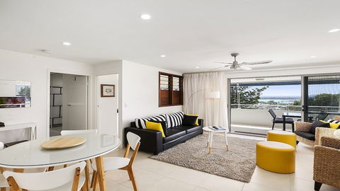A Stylish Apartment With Noosa Views! Unit 6 Yaringa 29 Noosa Drive - Australia Accommodation 2