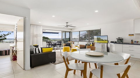 A Stylish Apartment With Noosa Views! Unit 6 Yaringa 29 Noosa Drive - Australia Accommodation 6