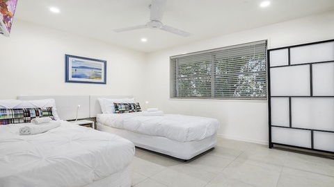 A Stylish Apartment With Noosa Views! Unit 6 Yaringa 29 Noosa Drive - Australia Accommodation 1