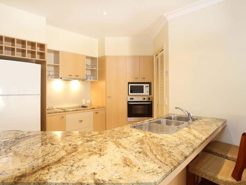 The Sands 2 / 20 Pacific Parade Opposite Beach Plus Air - Australia Accommodation 3