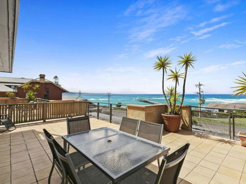 APARTMENT 12 PACIFIC APARTMENTS Across From The Pier - Australia Accommodation 0