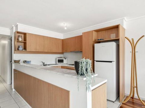 APARTMENT 23 PACIFIC APARTMENTS Sit On The Deck & Soak In The View - Australia Accommodation 3