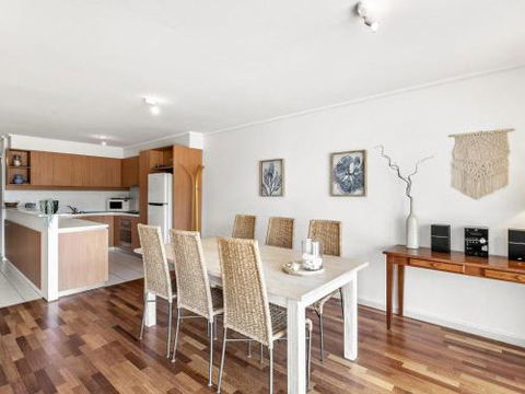 APARTMENT 23 PACIFIC APARTMENTS Sit On The Deck & Soak In The View - Australia Accommodation 6