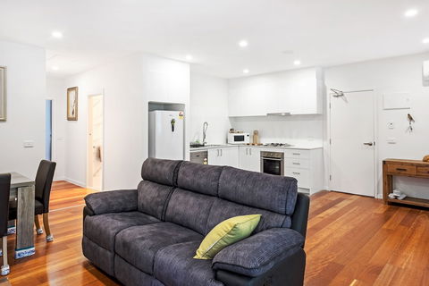 Woody Lifestyle One Bedroom Apartment - Australia Accommodation 2