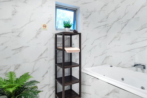 Woody Lifestyle One Bedroom Apartment - Australia Accommodation 4