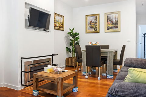 Woody Lifestyle One Bedroom Apartment - Australia Accommodation 3