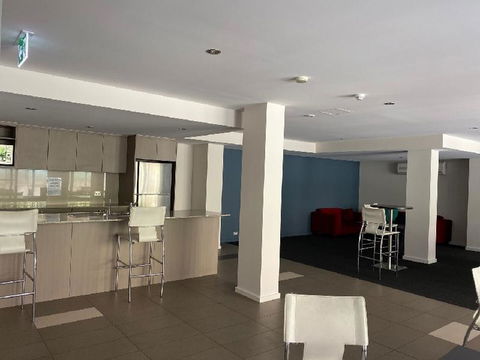 ARENA RESORT STYLE EXEC FREE NETFLIX WIFI WINE - Australia Accommodation 3