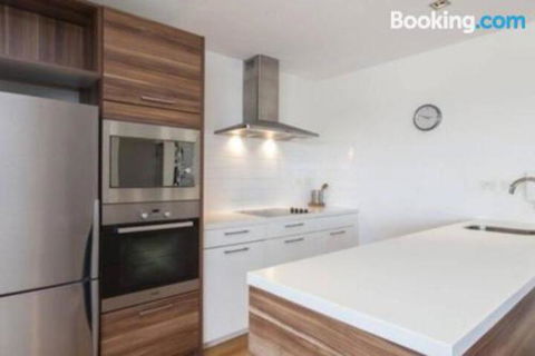 SKY GARDENS SUNSET RIVER VIEW NETFLIX WINE PARKING - Australia Accommodation 0