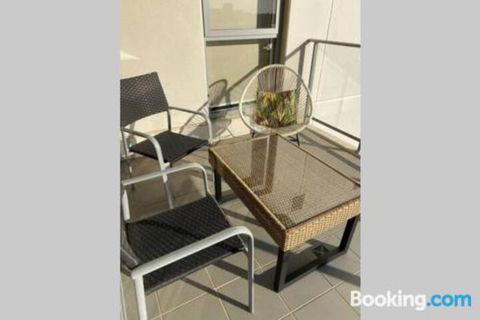 SKY GARDENS SUNSET RIVER VIEW NETFLIX WINE PARKING - Australia Accommodation 3