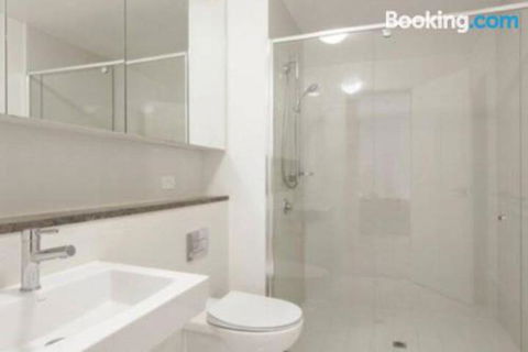 SKY GARDENS SUNSET RIVER VIEW NETFLIX WINE PARKING - Australia Accommodation 2