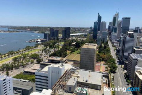 SKY GARDENS SUNSET RIVER VIEW NETFLIX WINE PARKING - Australia Accommodation 4