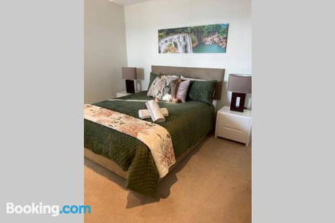 SKY GARDENS SUNSET RIVER VIEW NETFLIX WINE PARKING - Australia Accommodation 5