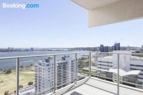 SKY GARDENS SUNSET RIVER VIEW NETFLIX WINE PARKING - Australia Accommodation 1