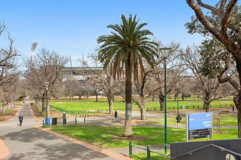 JOLI Directly Opposite MCG - Australia Accommodation 6