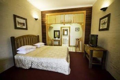 The Middle Pub - Australia Accommodation 3