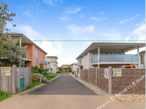Fabulous Townhouse At The Famous Smiths Beach - Australia Accommodation 4