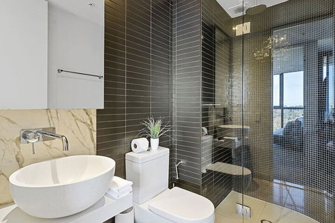 LAURENT Views Of MCG & Yarra River + Fed Square - Australia Accommodation 5