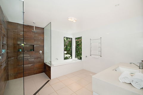 A PERFECT STAY - The Hawk At Wategos - Australia Accommodation 5