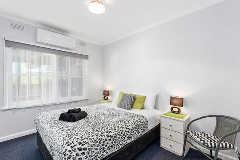 Wattle Grove Villa - Australia Accommodation 4