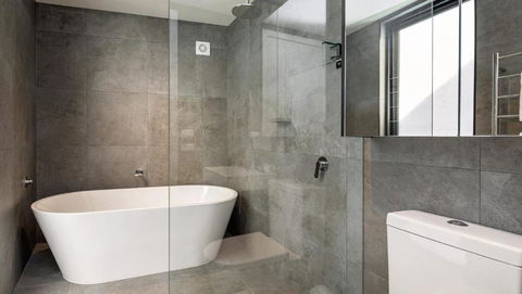 Chilam B Sophisticated Style With Views To The Lake & Mountains - Australia Accommodation 2