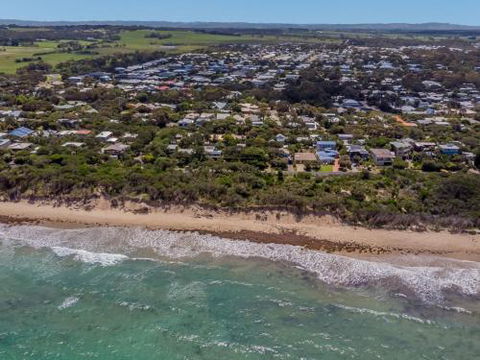 DRIFTAWAY ACROSS FROM SURF BEACH - Australia Accommodation 4
