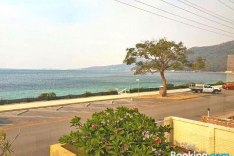 Mooring Two Upstairs 23 Shoal Bay Rd Stunning Views WIFI Air Conditioning & Boat Parking - Australia Accommodation 2