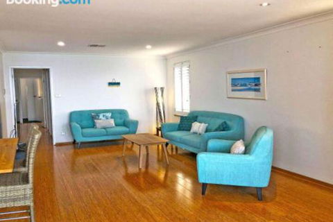Mooring Two Upstairs 23 Shoal Bay Rd Stunning Views WIFI Air Conditioning & Boat Parking - Australia Accommodation 5