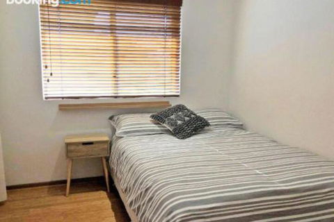 Mooring Two Upstairs 23 Shoal Bay Rd Stunning Views WIFI Air Conditioning & Boat Parking - Australia Accommodation 4