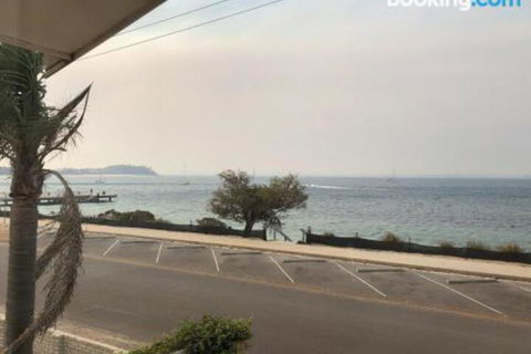 Mooring Two Upstairs 23 Shoal Bay Rd Stunning Views WIFI Air Conditioning & Boat Parking - Australia Accommodation 6