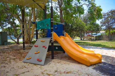 Quiet Pet Friendly Home 3 Houses To Beach Entry With Private Pool Walk To Shops - Australia Accommodation 1