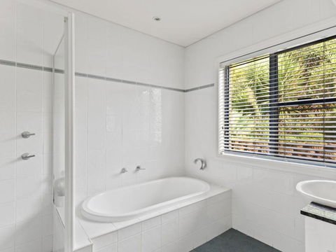 Aqua Shores Penthouse - Australia Accommodation 4