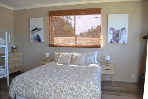 Apartment With Sweeping View Of The Bay 2 Bedrooms Sleeps 5 - Australia Accommodation 1