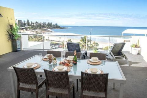 Top Floor Kings Beach Views With Private Rooftop Terrace With Spa Bath - Australia Accommodation 3
