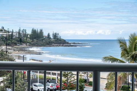 Top Floor Kings Beach Views With Private Rooftop Terrace With Spa Bath - Australia Accommodation 5