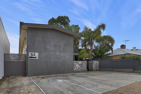 Former Dress Circle Nth Adelaide Apt With Aircon - Australia Accommodation 0