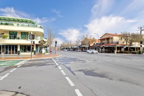 Former Dress Circle Nth Adelaide Apt With Aircon - Australia Accommodation 4