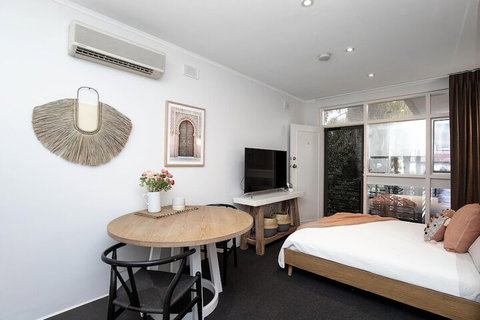 Former Dress Circle Nth Adelaide Apt With Aircon - Australia Accommodation 5