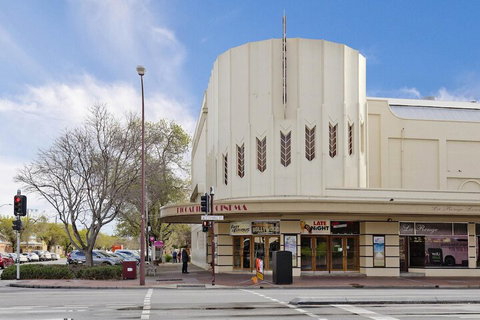 Former Dress Circle Nth Adelaide Apt With Aircon - Australia Accommodation 2