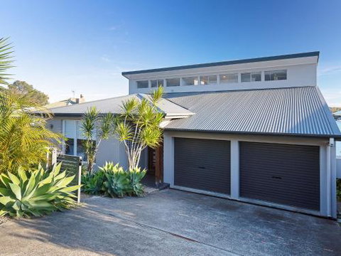 Absolute Waterfront Lakehouse Fishing Point Waterfront Pool Jetty - Australia Accommodation 3