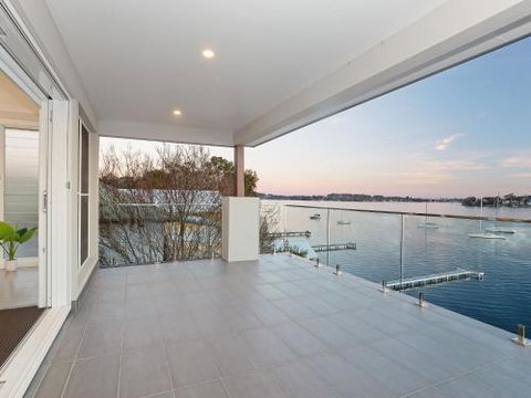Absolute Waterfront Lakehouse Fishing Point Waterfront Pool Jetty - Australia Accommodation 4