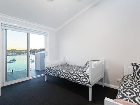 Absolute Waterfront Lakehouse Fishing Point Waterfront Pool Jetty - Australia Accommodation 2